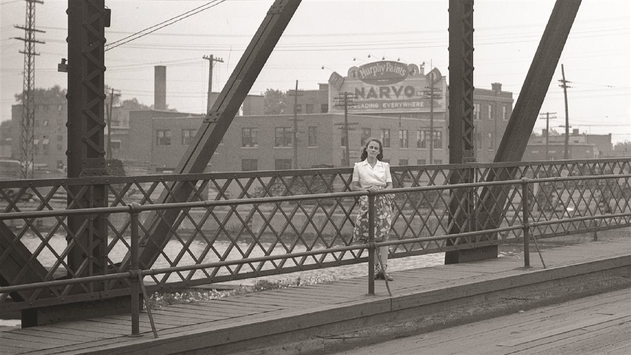 Gabrielle Roy sur un pont enjambant le canal de Lachine en 1945