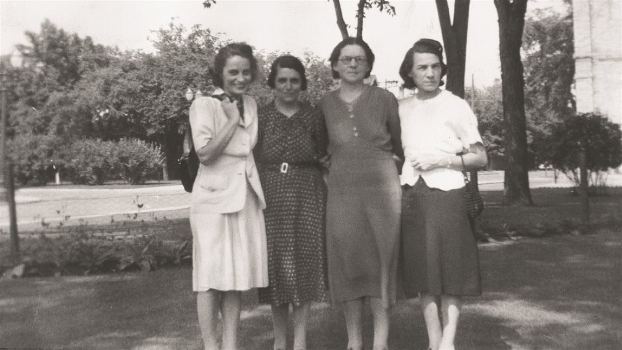 Gabrielle Roy (à gauche) et ses sœurs Clémence, Adèle et Anna réunies en juin 1943 à Rawdon à l’occasion de la mort de leur mère.