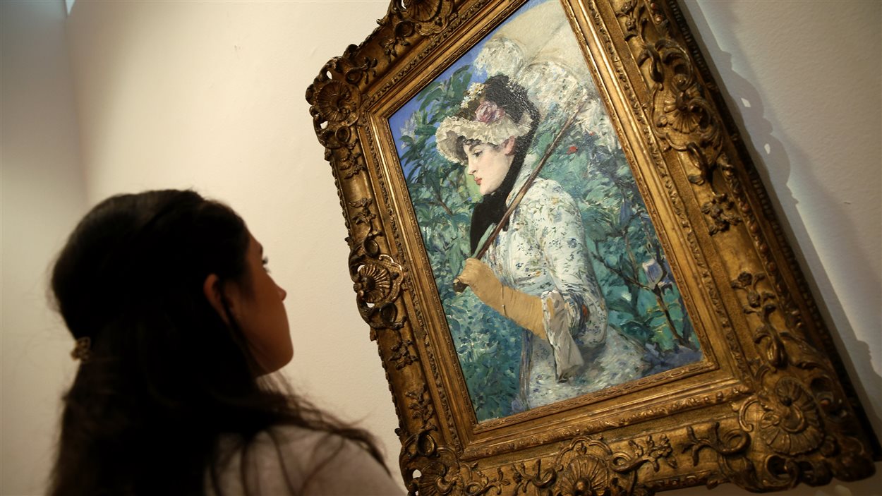 Une employée de Christie's admire Le Printemps, d'Edouard Manet.