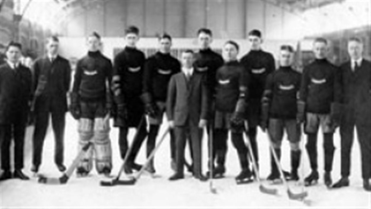 Les Falcons de Winnipeg est la première équipe a remporté une médaille d'or lors de jeux olympiques en 1920.