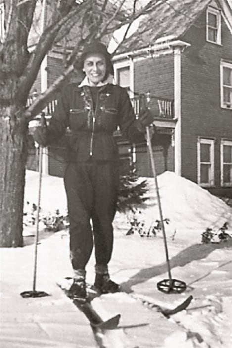 Gabrielle Roy à ski à Rawdon, au Québec, en 1943.