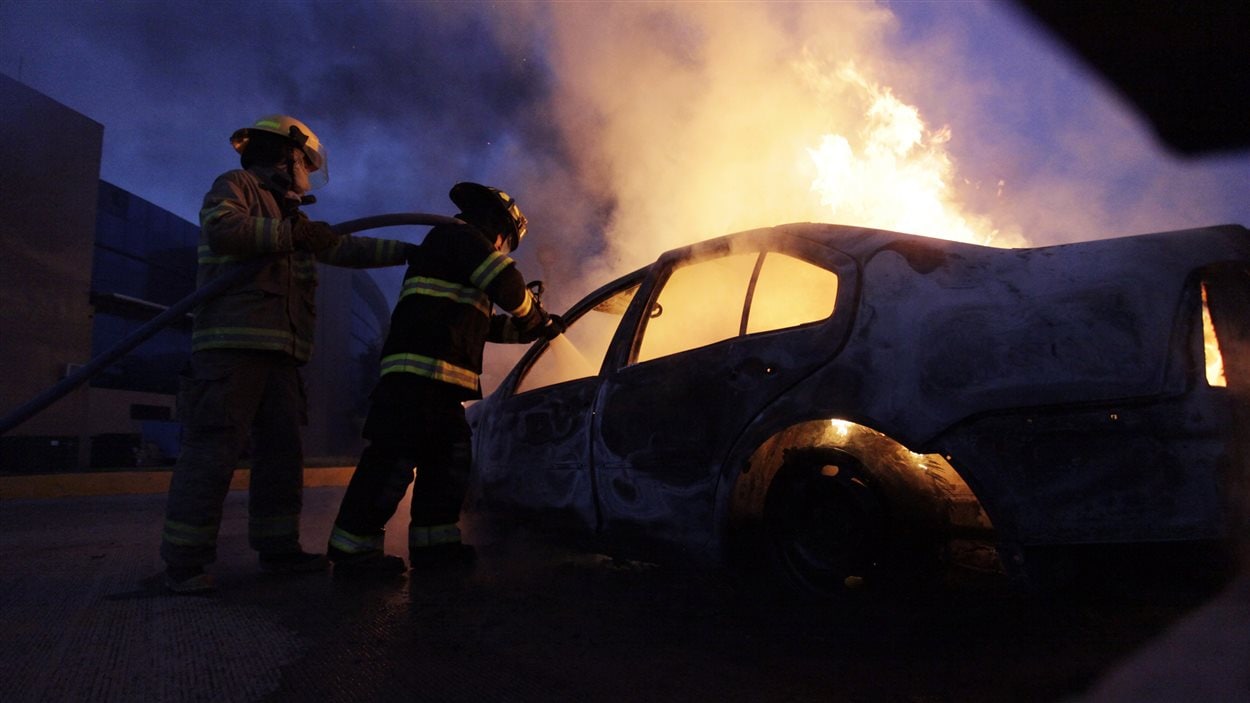 Une voiture incendiée devant le siège du gouvernement régional de l'État du Guerrero.