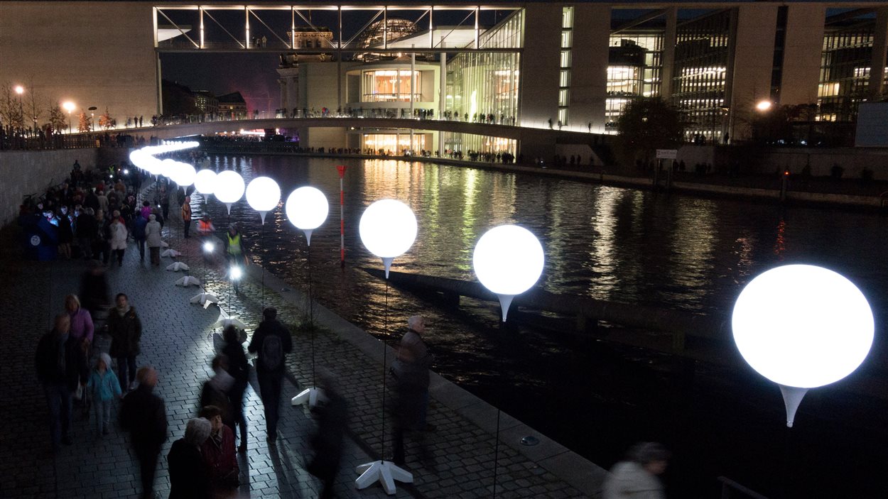 Une frontière lumineuse sur le tracé original du mur de Berlin