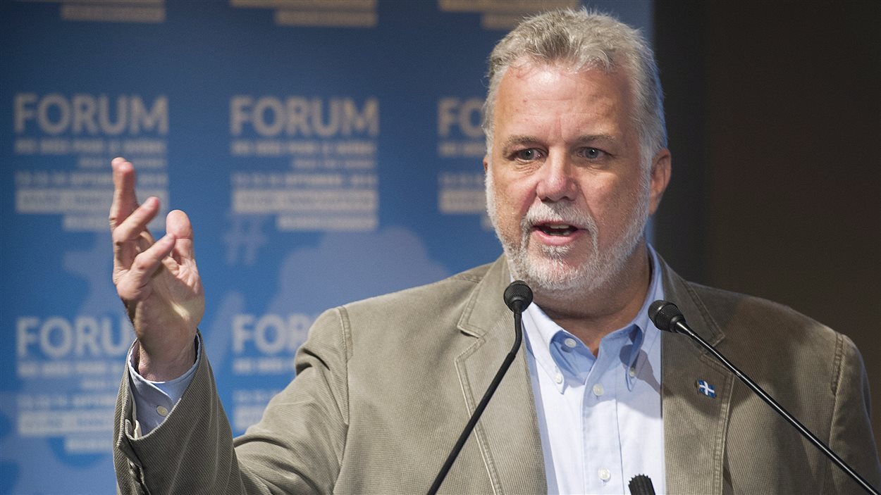 Philippe Couillard se prononce au Forum des idées du PLQ à Saint-Lambert.
