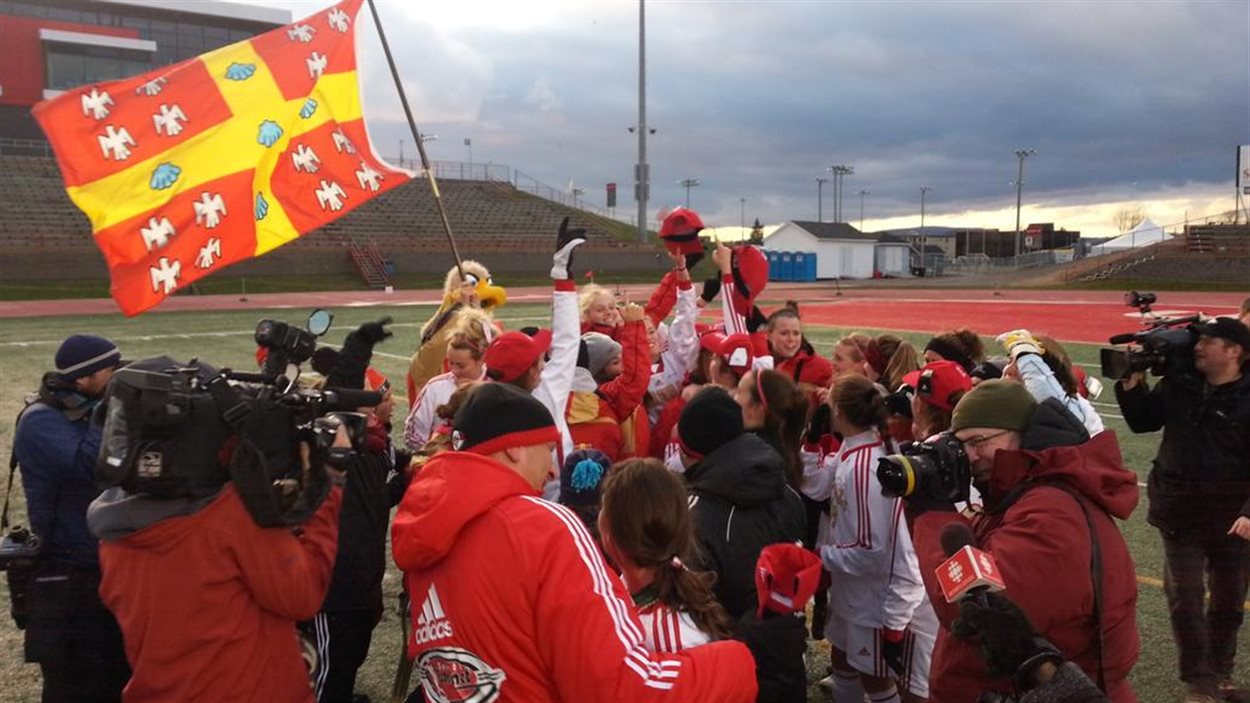 Victoire Rouge Soccer féminin : victoire historique pour le Rouge et Or | Radio-Canada