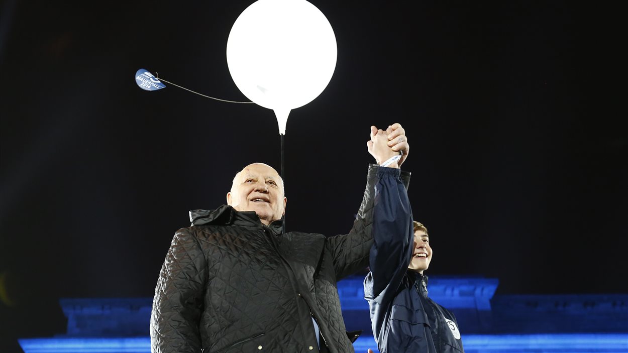 L'ex-président soviétique Mikhaïl Gorbatchev, qui ne s'était pas opposé à la chute du mur, a été ovationné encore 25 ans après.
