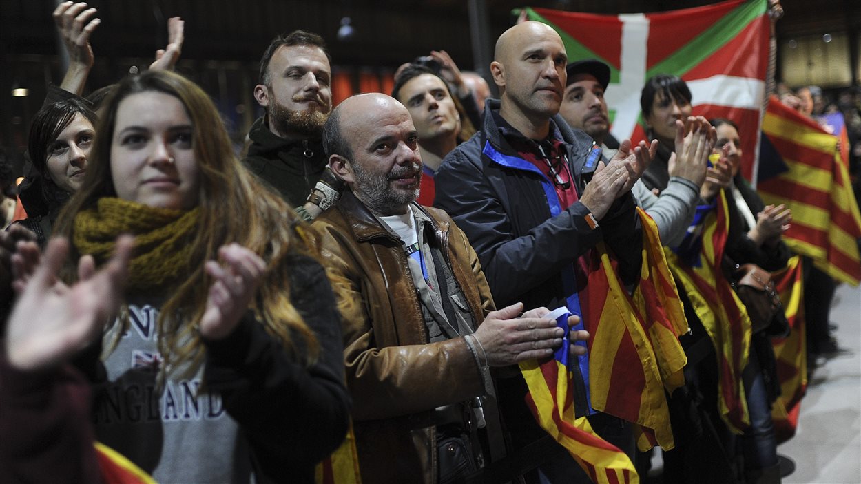 Des militants pro-indépendance brandissent des drapeaux catalans lors d'un rassemblement à Barcelone, après le vote symbolique du 9 novembre sur l'indépendance de la Catalogne. 