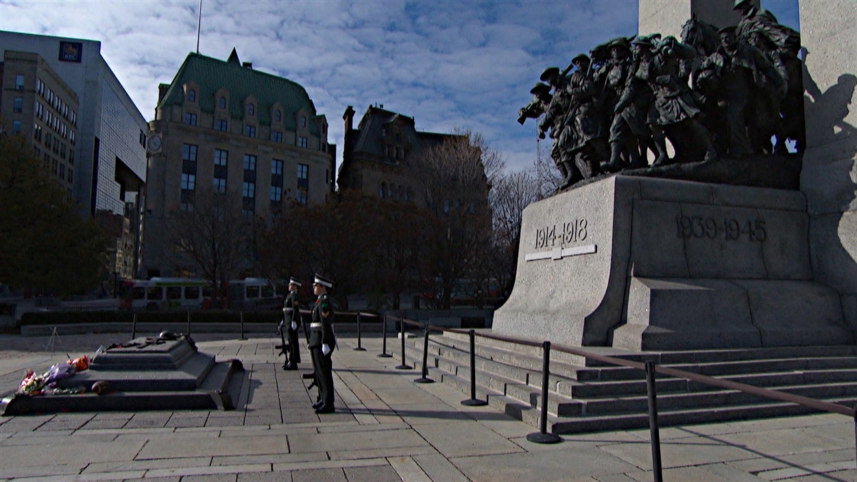 Des militaires gardent le Monument commémoratif de guerre, à Ottawa, le matin du jour du Souvenir. (11-11-14)