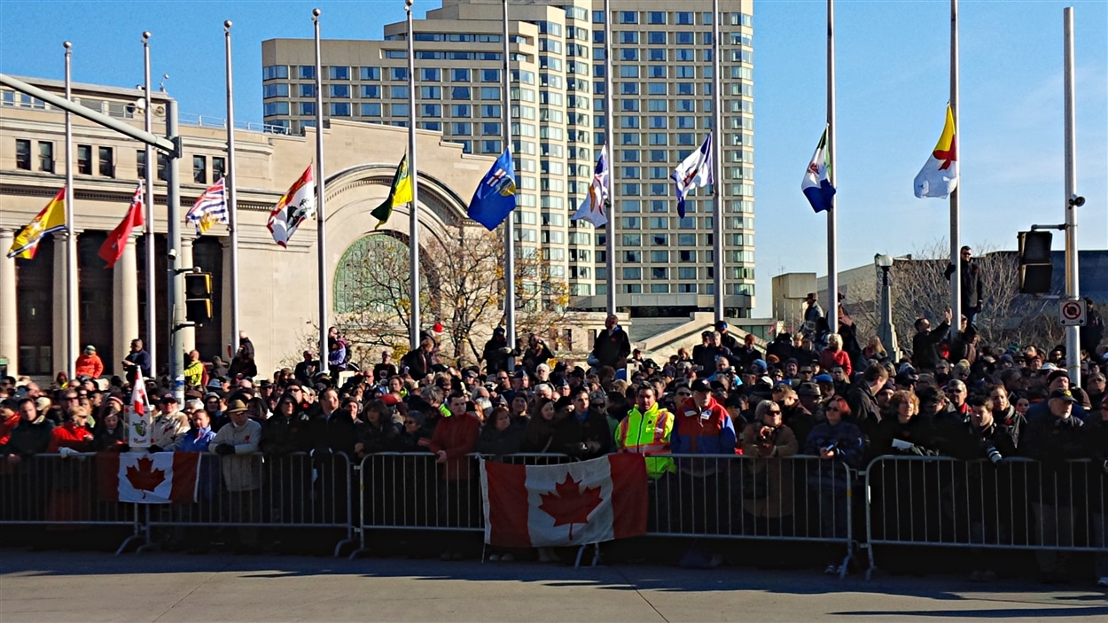La foule était nombreuse lors de la cérémonie du jour du Souvenir, au centre-ville d'Ottawa.
