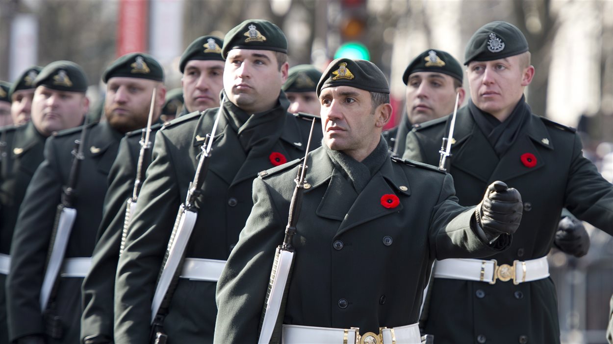 Des militaires défilent à Ottawa lors de la cérémonie commémorative du jour du Souvenir