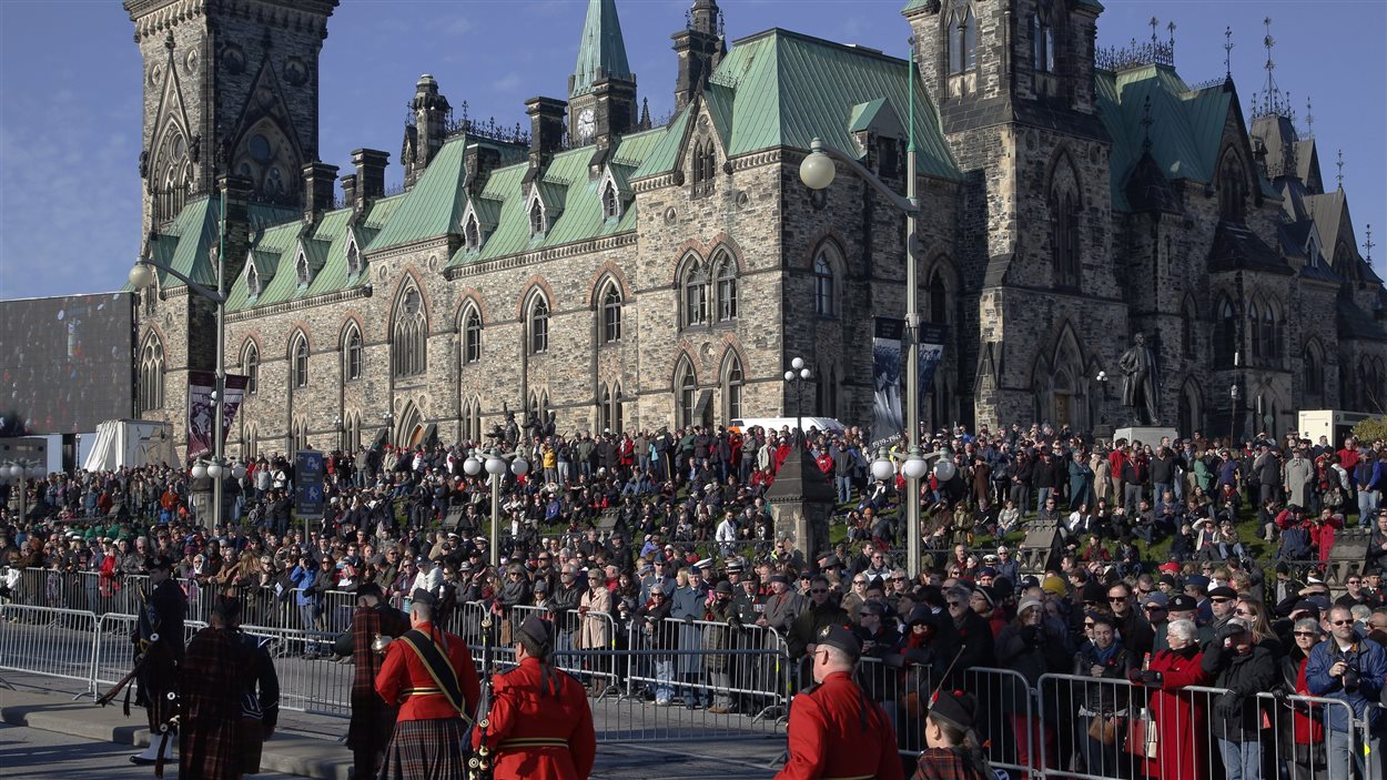 Une foule de spectateurs assiste à la cérémonie du jour du Souvenir à Ottawa