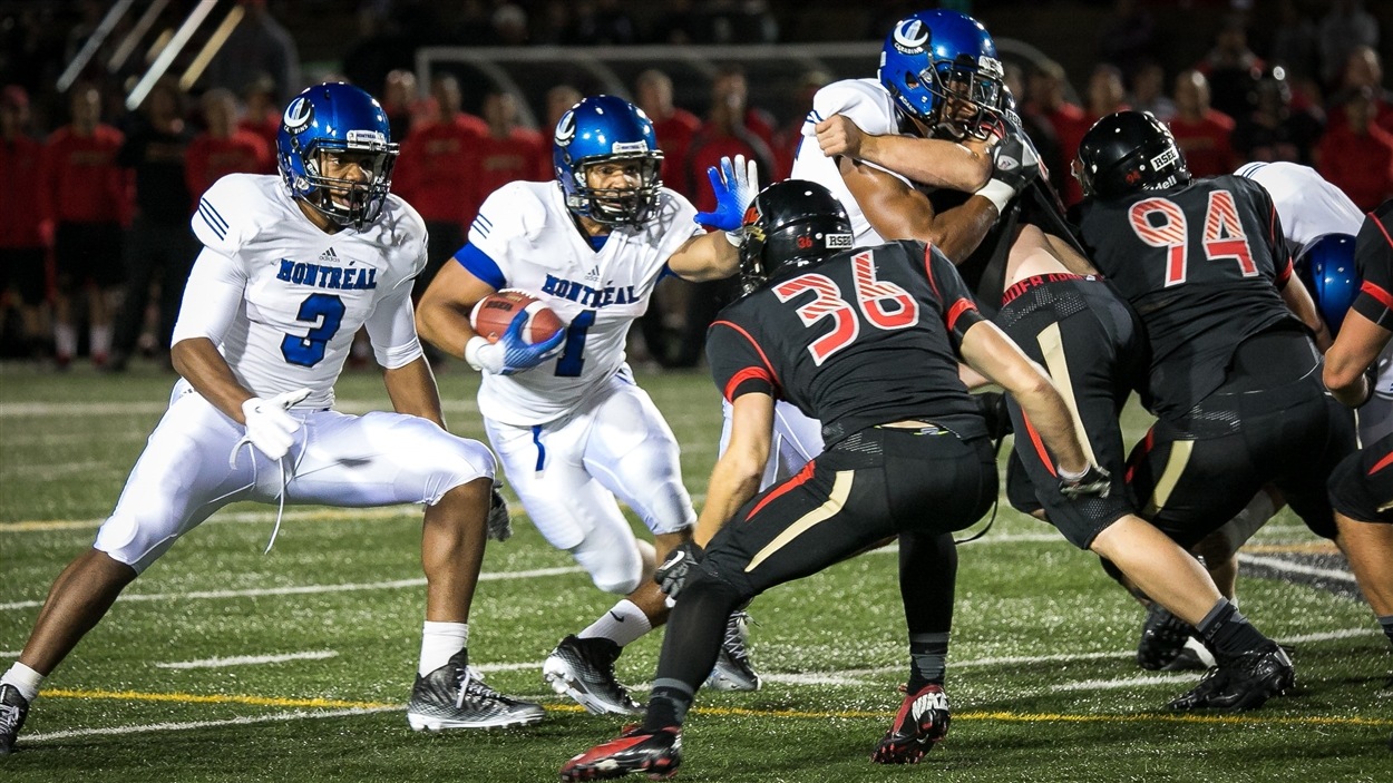 Les Carabins de l'Université de Montréal lors d'un match contre leurs éternels rivaux, le Rouge et Or de l'Université Laval de Québec.