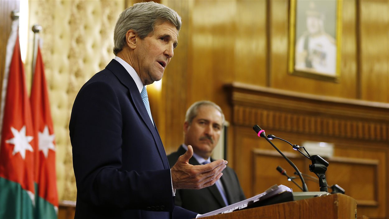 Le secrétaire d'État américain John Kerry, accompagné du ministre jordanien des
Affaires étrangères, Nasser Judeh, à Amman, en Jordanie