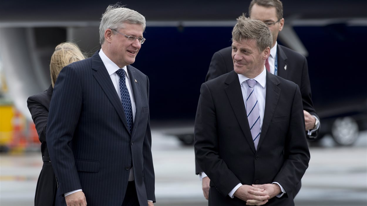 Le premier ministre canadien Stephen Harper s'entretient avec le vice-premier ministre de la Nouvelle-Zélande, Bill English, à son arrivée à Auckland. 