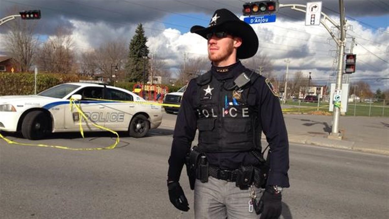 Chateauguay Veut Que Ses Policiers Retirent Leurs Costumes De Sherif Radio Canada Ca