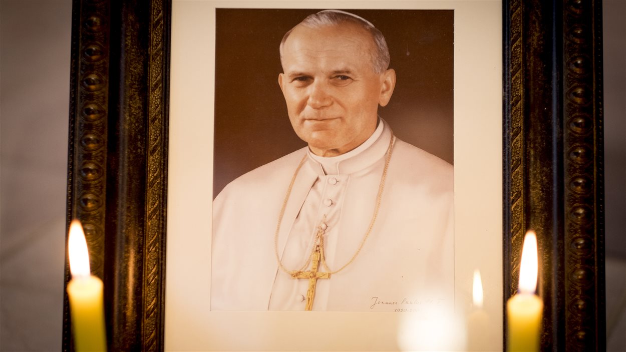 Le portrait de Jean-Paul II a une place de choix dans la chapelle des Carmélites