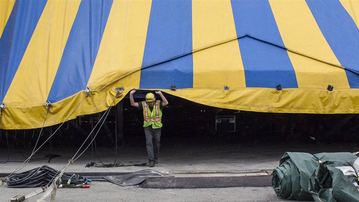 Un employé du Cirque du Soleil au moment de dresser le chapiteau