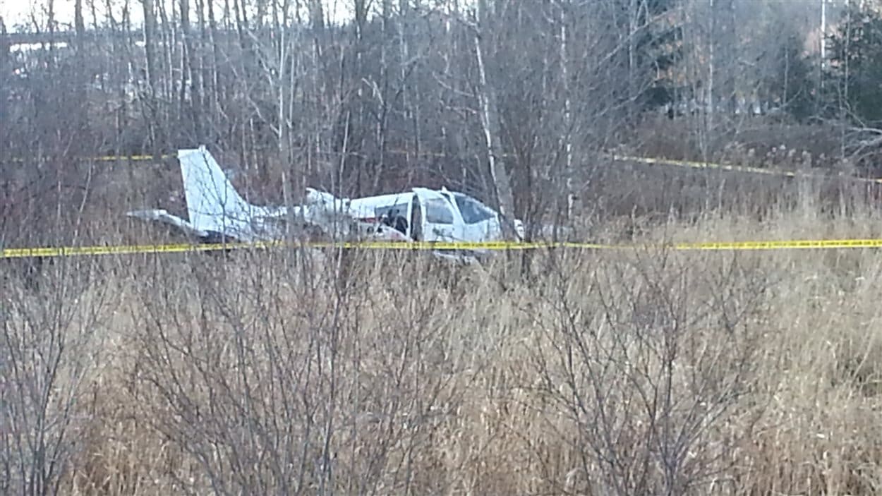L'avion s'est retrouvé en bordure de l'autoroute 40.