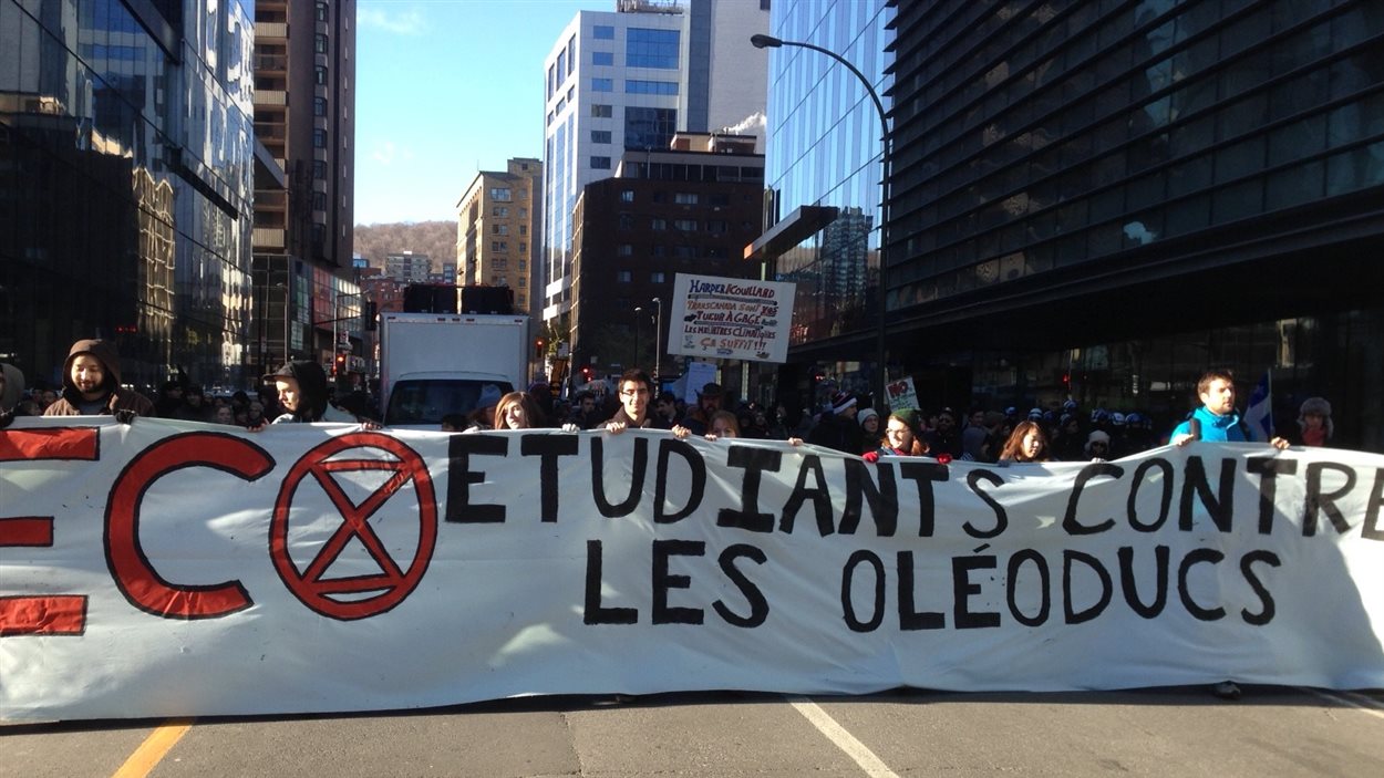 Les étudiants manifestent au centre-ville de Montréal contre les oléoducs (15 novembre 2014).