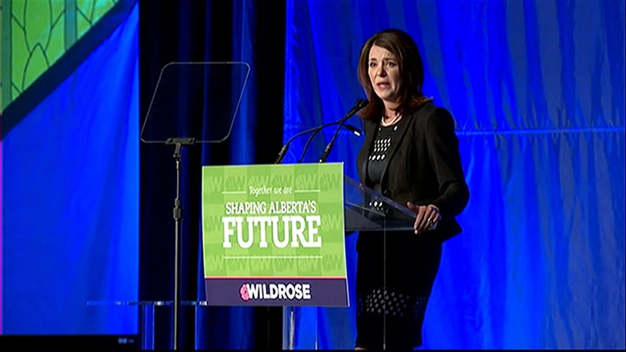 Danielle Smith lors de son discours à Red Deer. Elle veut relancer le parti Wildrose en vue des élections albertaines prévues en 2016.