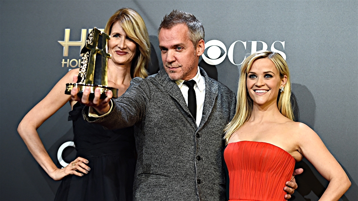 Jean-Marc Vallée avec Laura Dern (à gauche) et Reese Witherspoon (à droite)