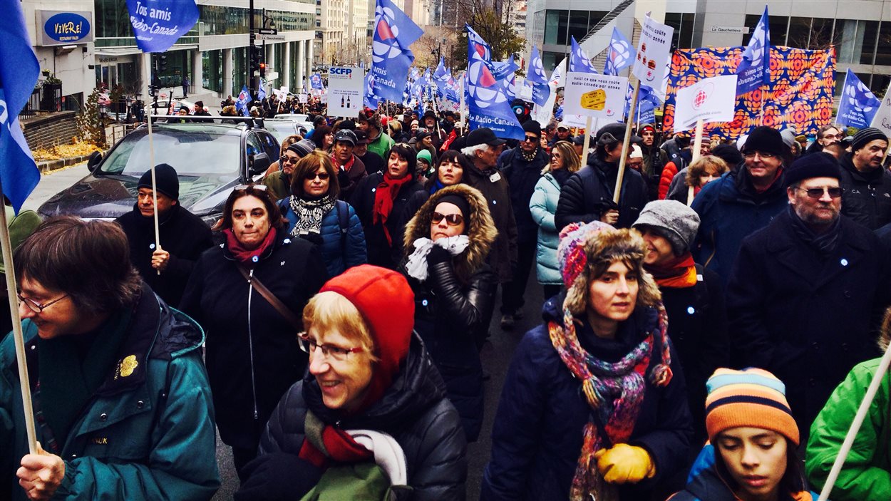 Des milliers de personnes ont manifesté dimanche midi en soutien à Radio-Canada.