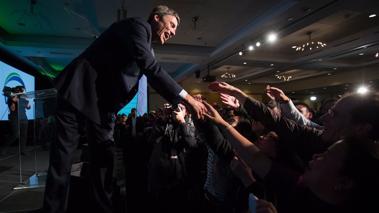 Gregor Robertson serre la main de ses partisans à Vancouver