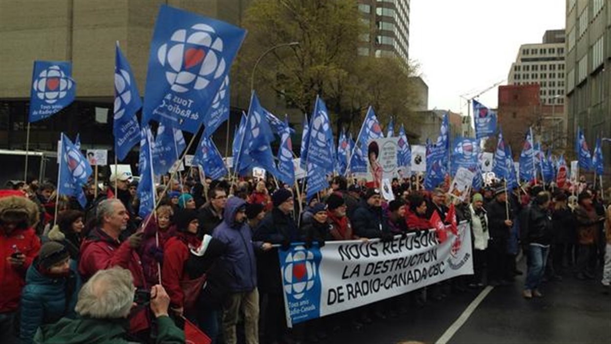Des milliers de peronnes ont marché dimanche au centre-ville de Montréal pour la survie de Radio-Canada.