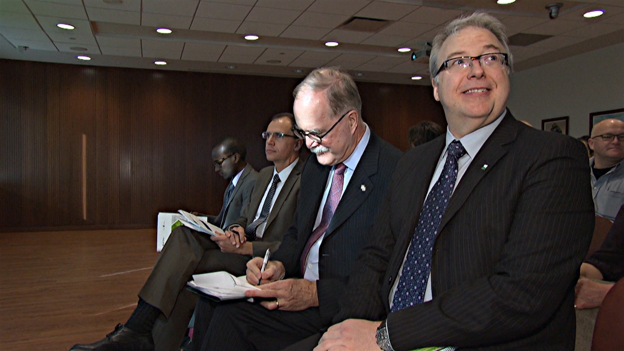 Le commissaire aux services en français de l'Ontario, François Boileau (à dr.), et le commissaire aux langues officielles du Canada, Graham Fraser, lancent un rapport conjoint sur l'immigration francophone. (18-11-14)