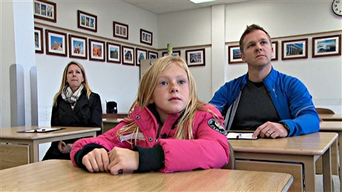 Chloé Drouin, qui est en sixième année, doit choisir une école secondaire, avec l'aide de ses parents.