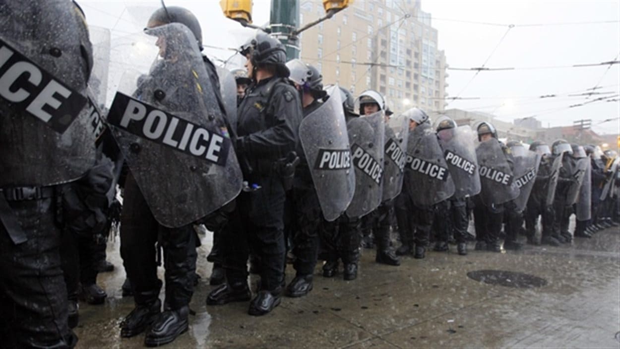 Des policiers encerclent des manifestants lors du sommet du G20 à Toronto en 2010.