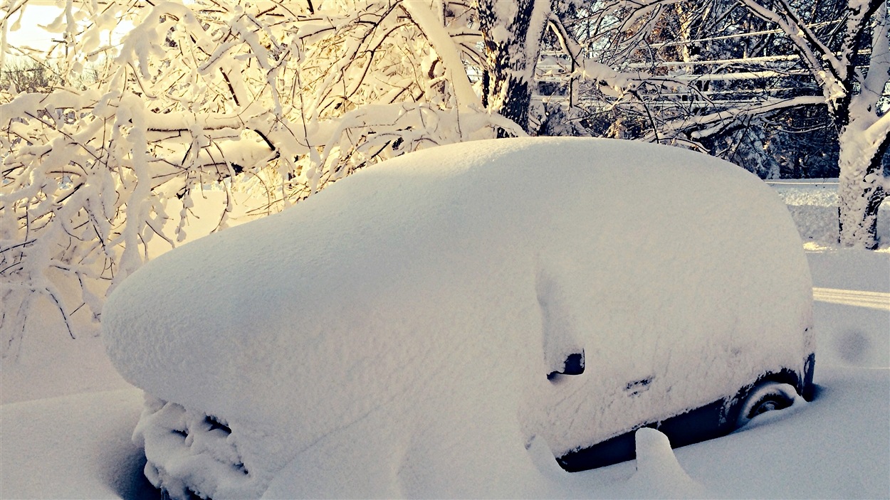 Une voiture ensevelie sous la neige à Buffalo
