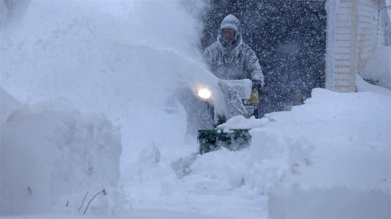 Le secteur de Buffalo a été frappé par une tempête de neige d'effet de lac qui a paralysé la ville mardi.