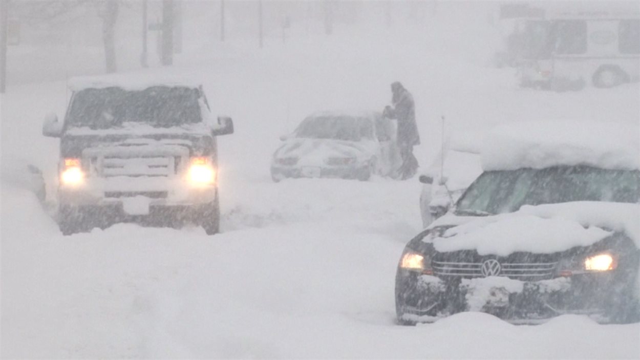 Pas moins de 1,5 mètre de neige est déjà tombé sur Buffalo et la tempête devrait encore apporter plusieurs dizaines de centimètres de poudreuse.