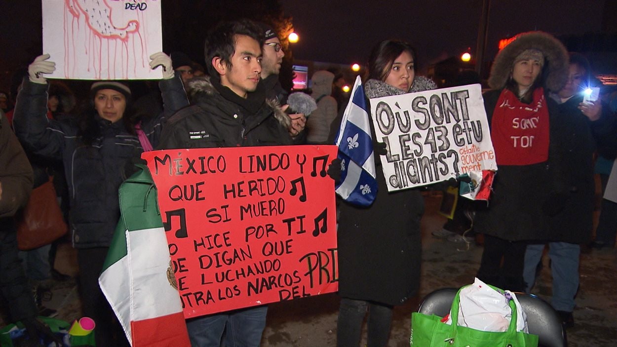Une centaine de personnes ont manifesté, jeudi soir à Montréal, leur soutien envers leurs compatriotes mexicains révoltés par la disparition non élucidée de 43 étudiants.