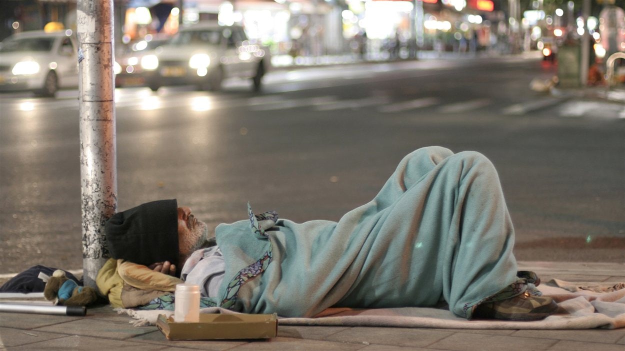 Un homme itinérant, installé pour la nuit