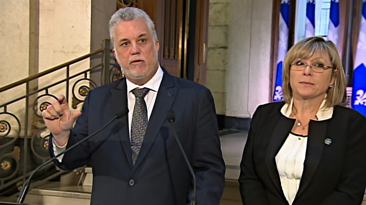 Le premier ministre Philippe Couillard et Francine Charbonneau, ministre de la Famille
