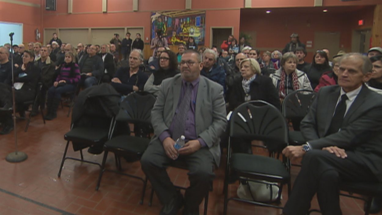Les citoyens Petite-Rivière-Saint-François ont écouté avec attention les explications des représentants du Club Med