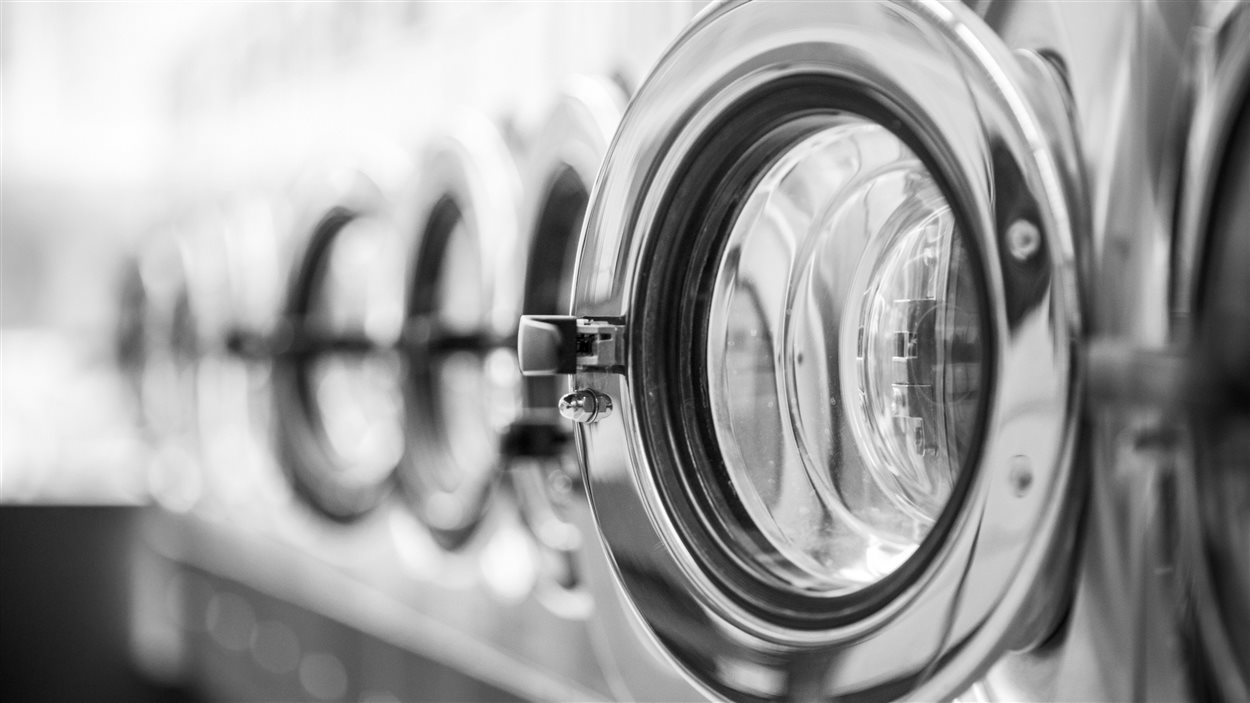 Des machines à laver dans une buanderie