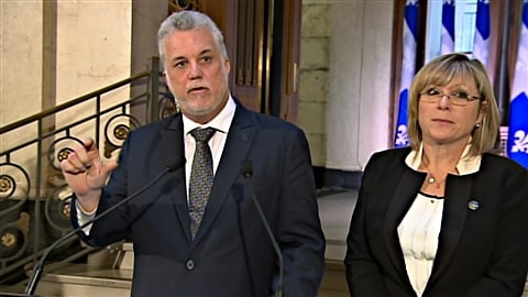 Le premier ministre Philippe Couillard et Francine Charbonneau, ministre de la Famille