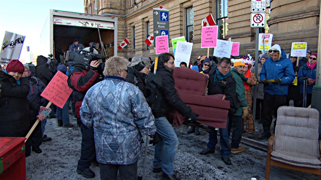Des manifestants ont organisé un déménagement improvisé devant les bureaux de Stephen Harper, à Ottawa. (21-11-14)