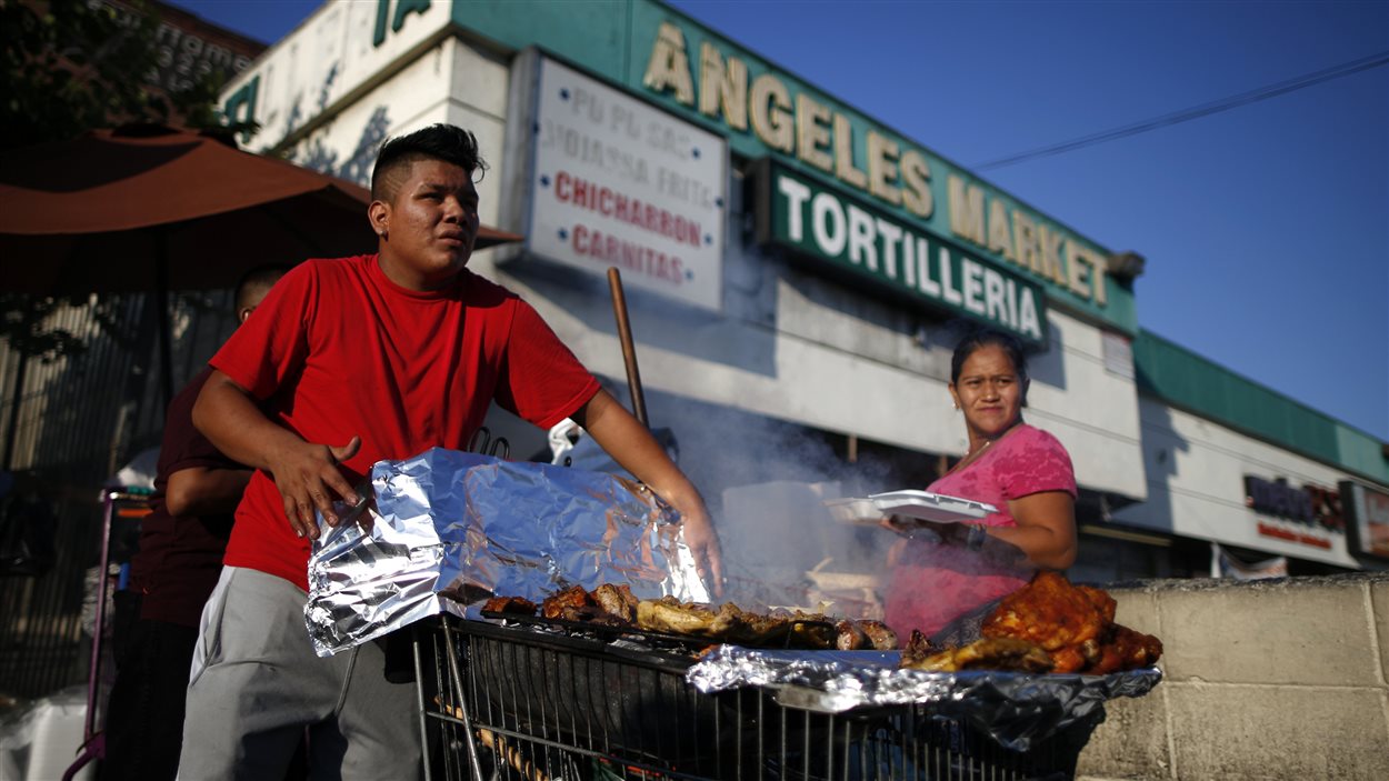 Un homme vend des repas à Los Angeles. Près de la moitié de la population de cette ville est originaire d'Amérique latine, selon un recensement de 2010.