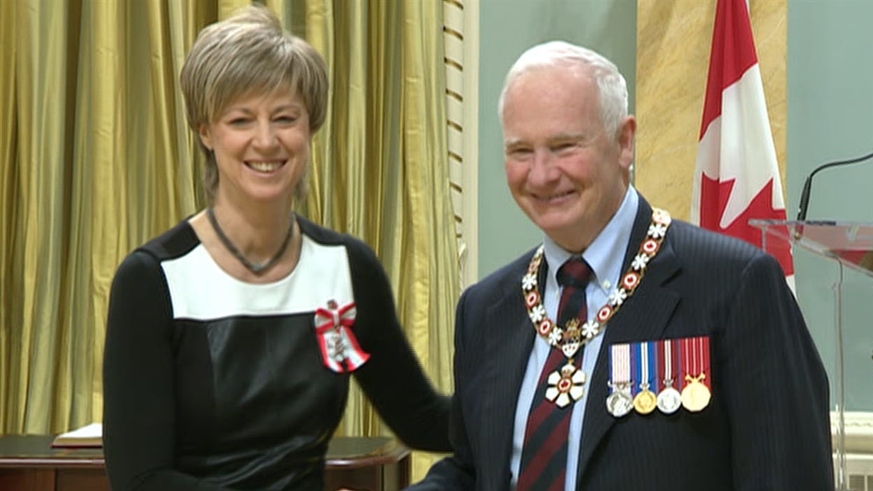 Marie-José Turcotte et le gouverneur général du Canada David Johnston.