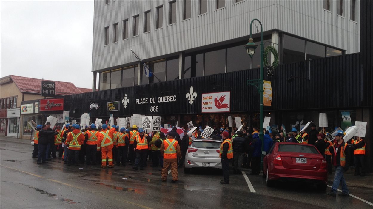 Des employés de Tembec manifestent devant le bureau du député Guy Bourgeois à Val-d'Or