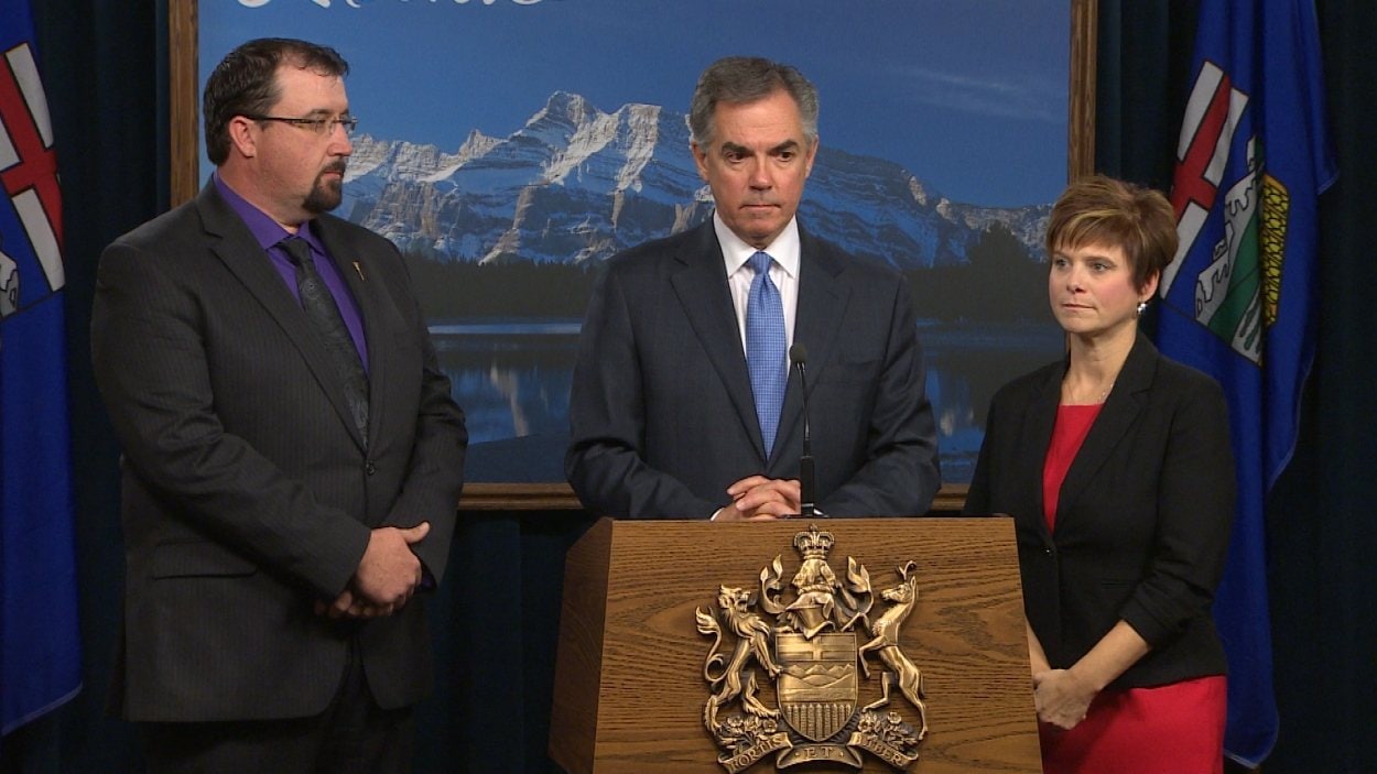 Le premier ministre Jim Prentice, entouré de Ian Donovan (gauche) et de Kerry Towle (droite)