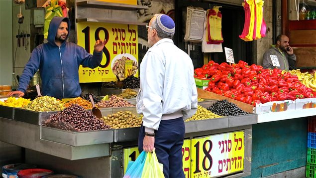Au marché Mahane Yehuda, beaucoup des travailleurs sont Arabes-Israéliens.