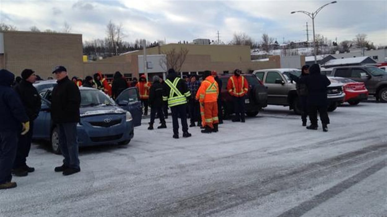 Les employés cols bleus de Saguenay ont refusé de franchir les piques de grève, tôt mercredi.