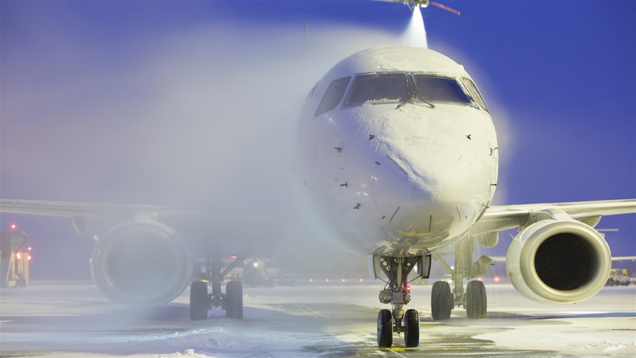Un avion est stationné sur le tarmac dans un aéroport