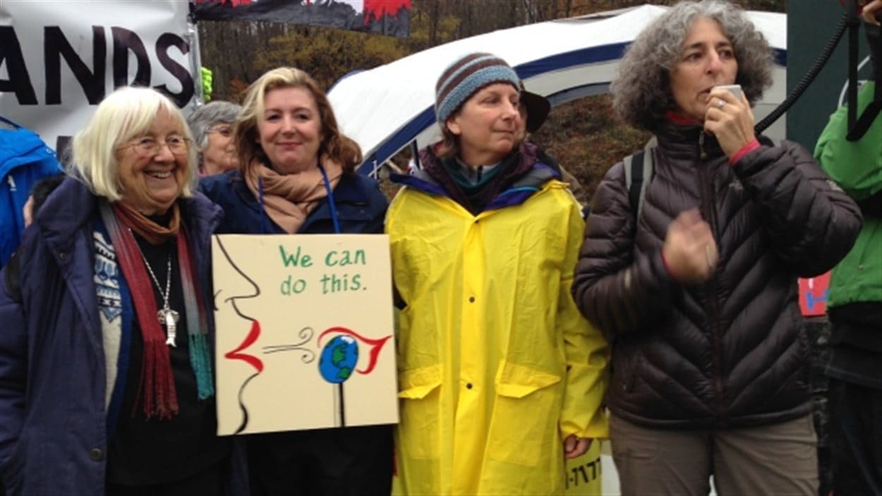 De gauche à droite : Jean McLaren, Karen Mahon, Bonny Glambeck et Valerie Langer, qui ont aussi participé aux manifestations à Clayoquot Sound en 1993, ont été arrêtées mercredi au mont Burnaby. Les militantes s’opposent au projet d’expansion du pipeline de Kinder Morgan.
