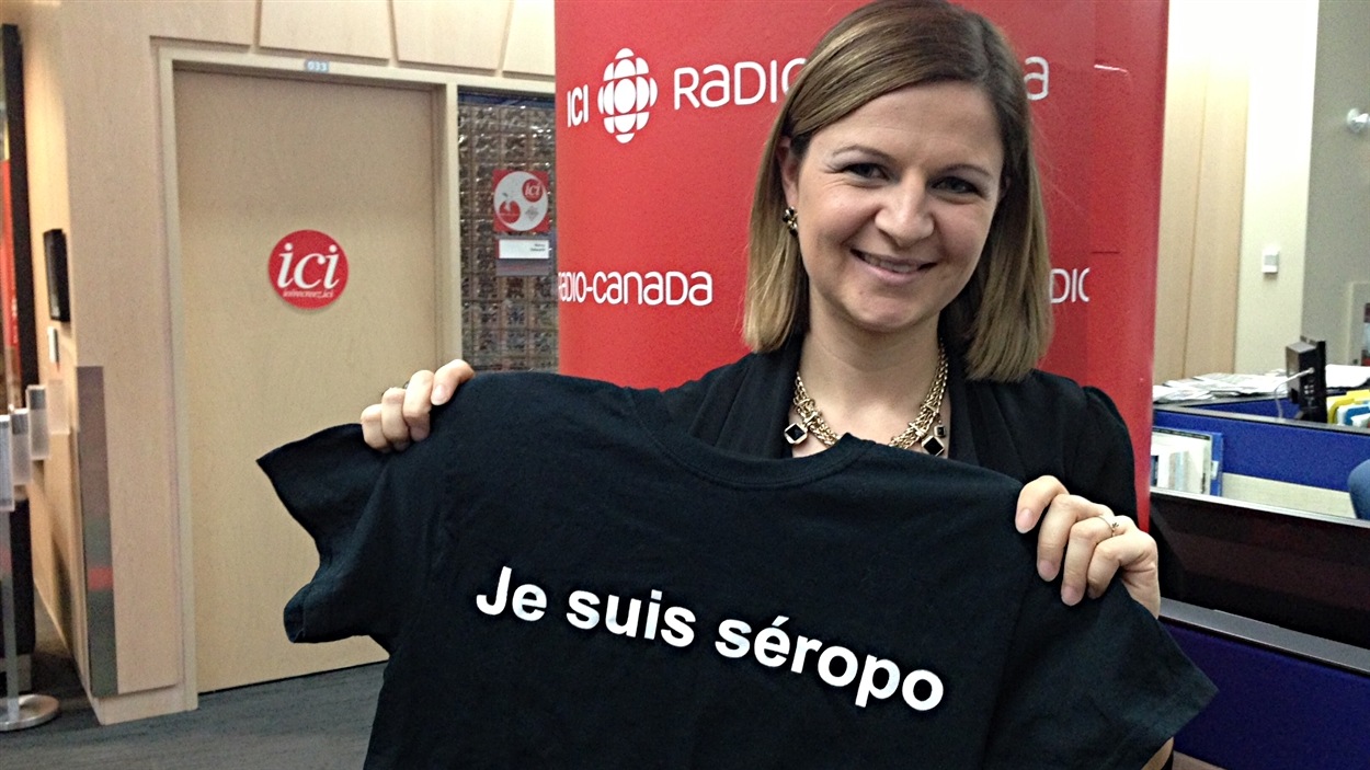 La journaliste Marie-Pier Bouchard avec le chandail de la campagne "Je suis séropo"